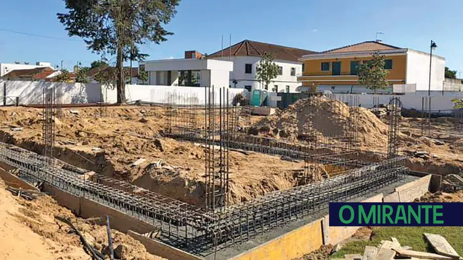 Crematório de Almeirim já está em construção e ganha terreno a Santarém e Entroncamento