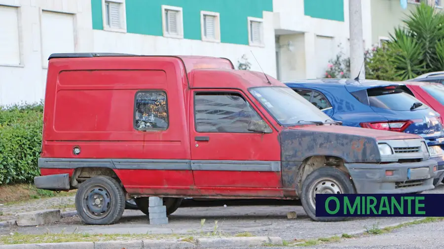 Vive há dez anos numa carrinha na Póvoa de Santa Iria Vive há dez anos numa carrinha na Póvoa de Santa Iria