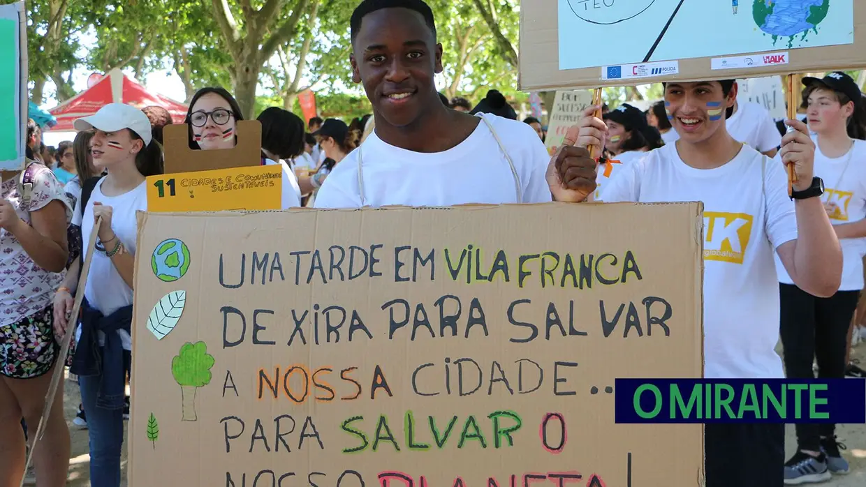 Alunos das escolas do concelho de Vila Franca de Xira marcharam por um mundo melhor