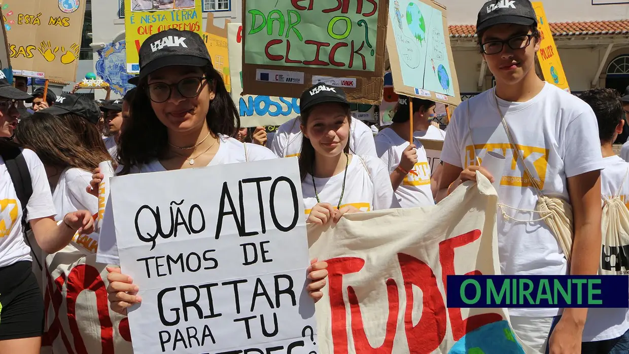 Alunos das escolas do concelho de Vila Franca de Xira marcharam por um mundo melhor