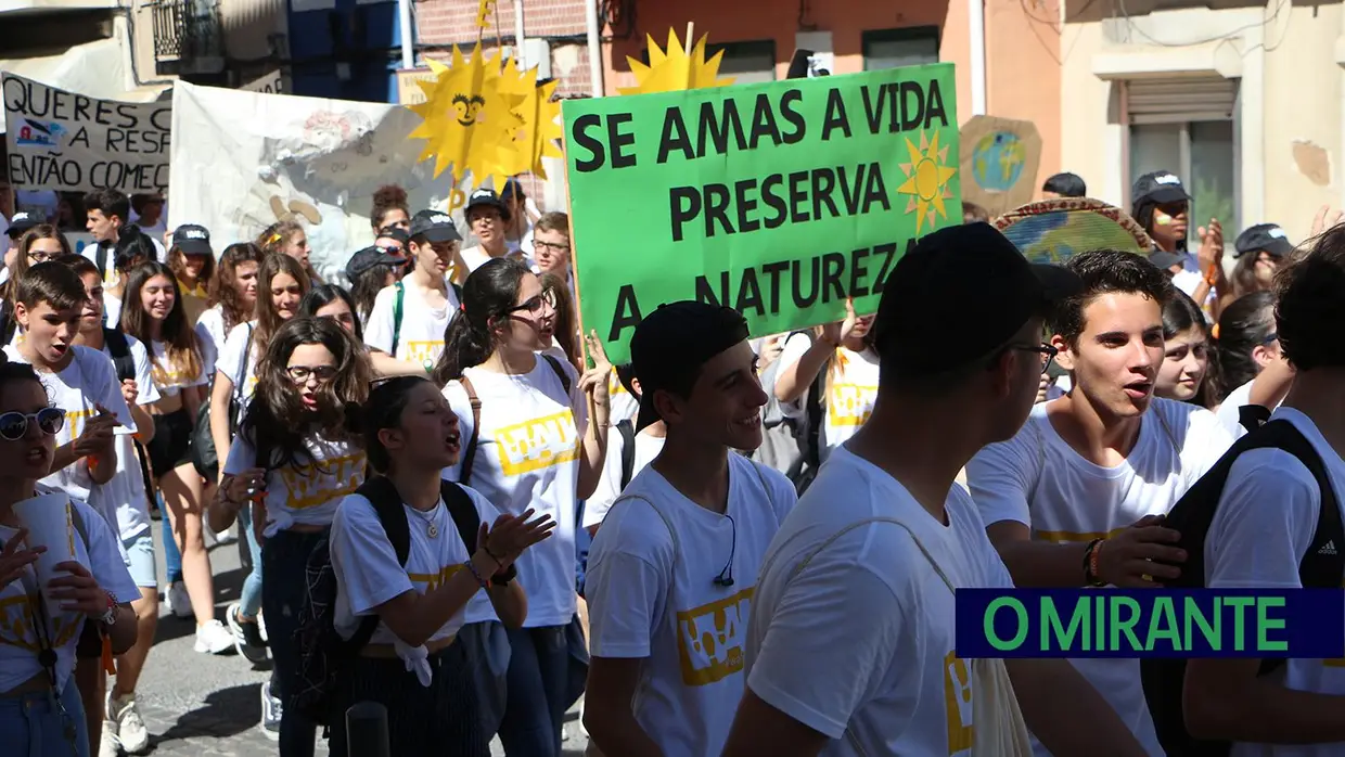 Alunos das escolas do concelho de Vila Franca de Xira marcharam por um mundo melhor