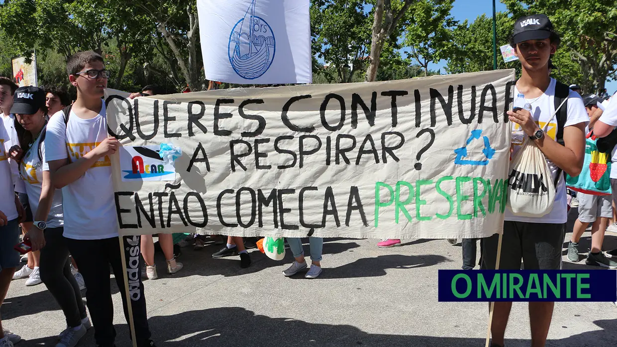 Alunos das escolas do concelho de Vila Franca de Xira marcharam por um mundo melhor