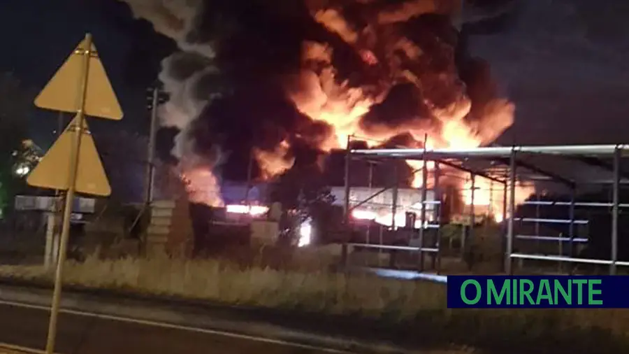 Incêndio destrói armazém de produtos chineses no Porto Alto