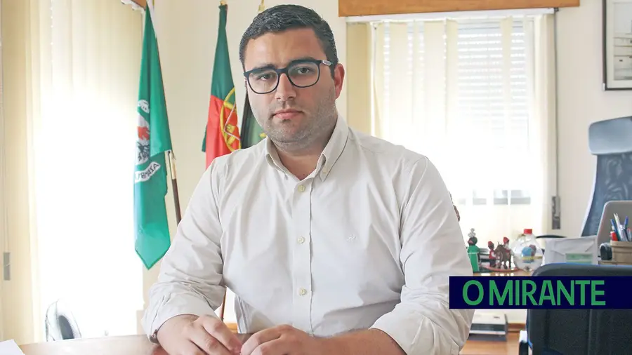 Bombeiros de Azambuja queixam-se das dívidas do Ministério da Saúde Bombeiros de Azambuja queixam-se das dívidas do Ministério da Saúde