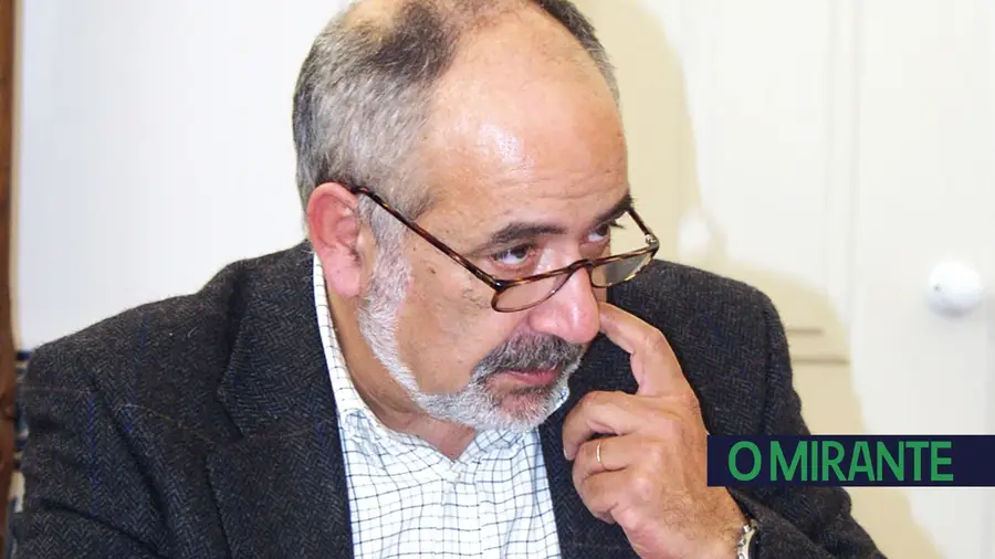 Ex-presidente da Câmara de Santarém Moita Flores metido numa carga de trabalhos Ex-presidente da Câmara de Santarém Moita Flores metido numa carga de trabalhos