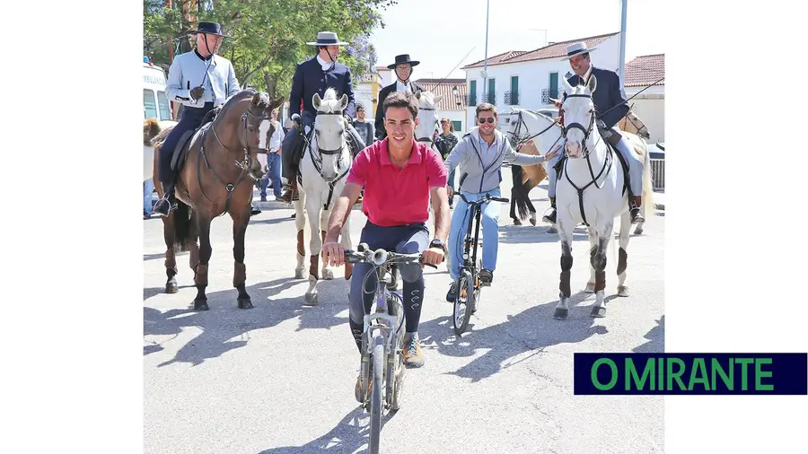 Quem não tem cavalo caça com bicla. Quem não tem cavalo caça com bicla.