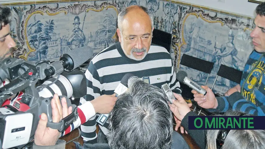 Autoridades detectam movimentações em dinheiro incomuns na contas de Moita Flores Autoridades detectam movimentações em dinheiro incomuns na contas de Moita Flores