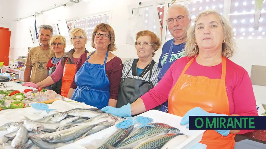 Mercado da Póvoa cheira a esgoto e vendedores temem pelo negócio Mercado da Póvoa cheira a esgoto e vendedores temem pelo negócio