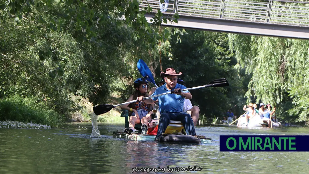 Canoas e jangadas improvisadas descem o Nabão