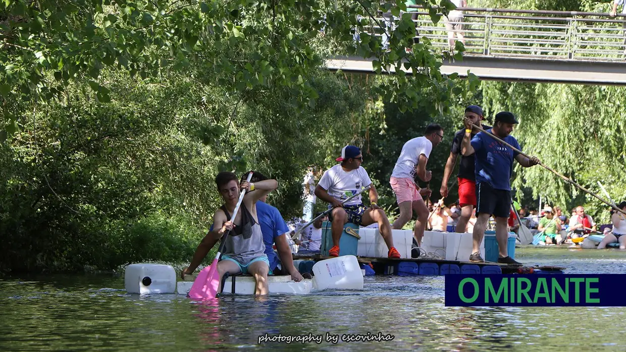 Canoas e jangadas improvisadas descem o Nabão