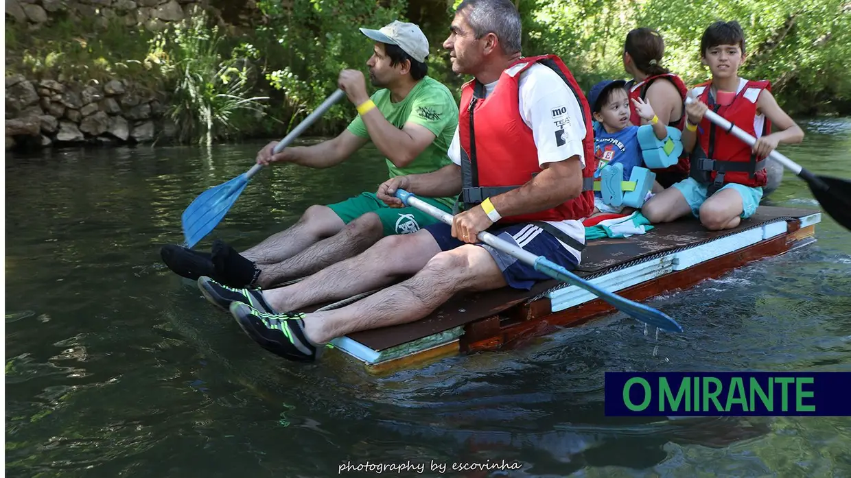 Canoas e jangadas improvisadas descem o Nabão