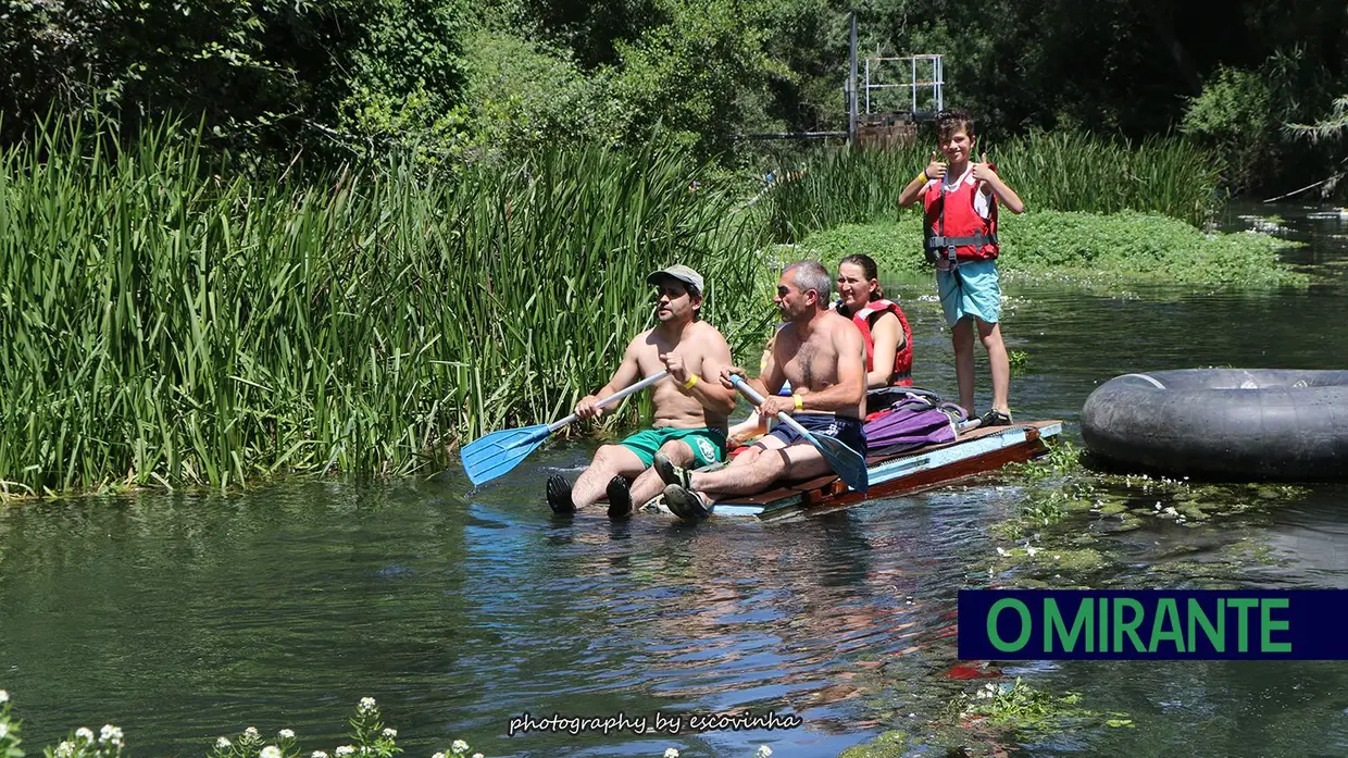 Canoas e jangadas improvisadas descem o Nabão