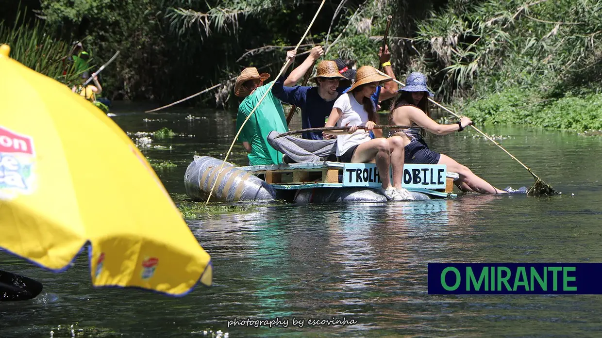 Canoas e jangadas improvisadas descem o Nabão