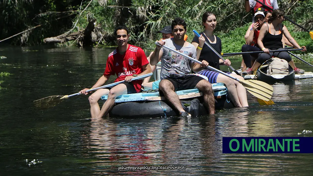 Canoas e jangadas improvisadas descem o Nabão