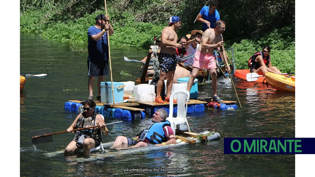 Canoas e jangadas improvisadas descem o Nabão