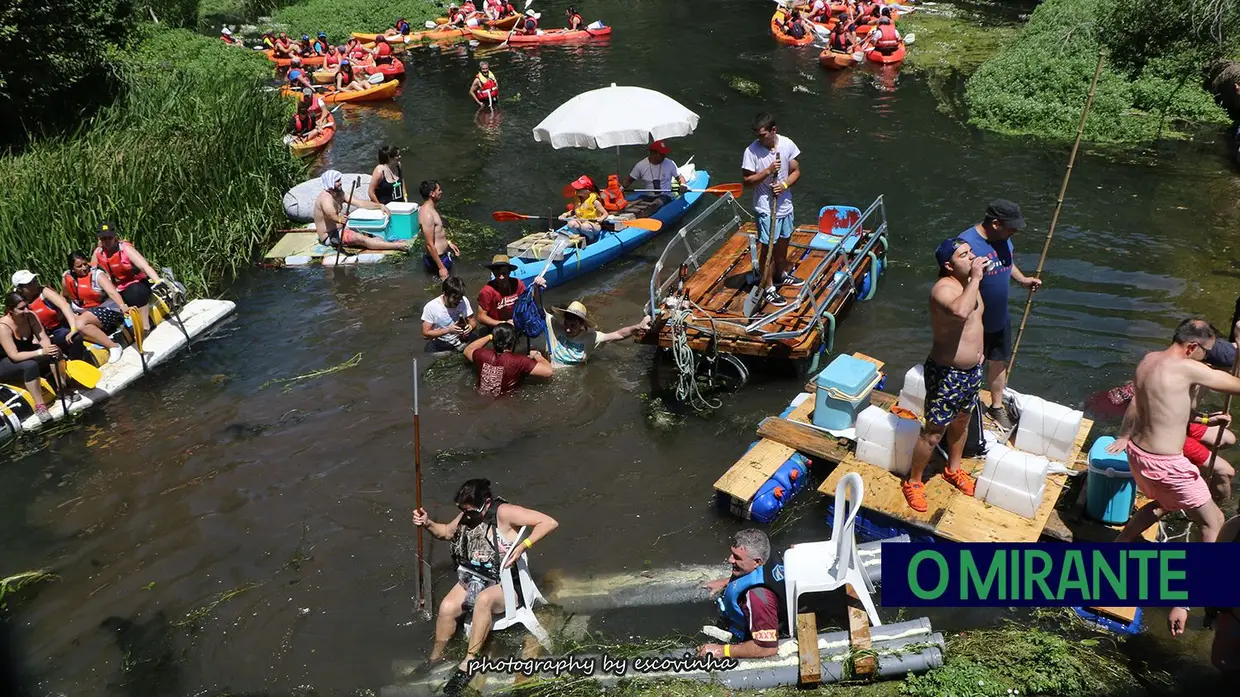 Canoas e jangadas improvisadas descem o Nabão