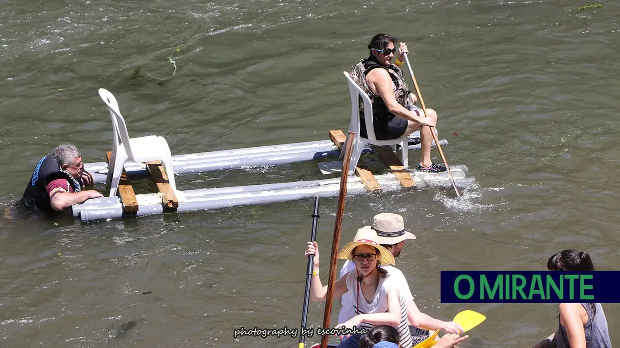 Canoas e jangadas improvisadas descem o Nabão