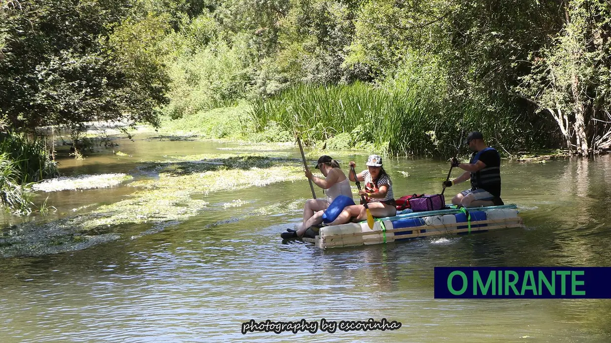 Canoas e jangadas improvisadas descem o Nabão