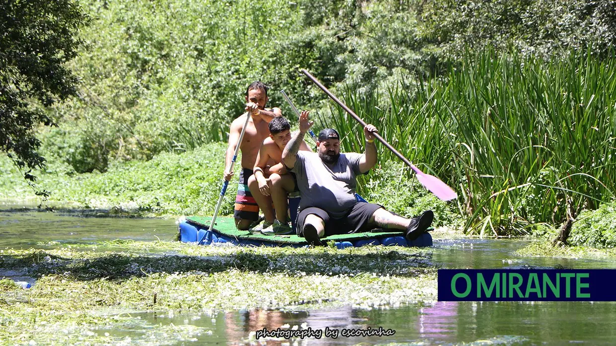 Canoas e jangadas improvisadas descem o Nabão