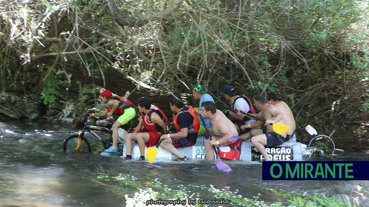 Canoas e jangadas improvisadas descem o Nabão