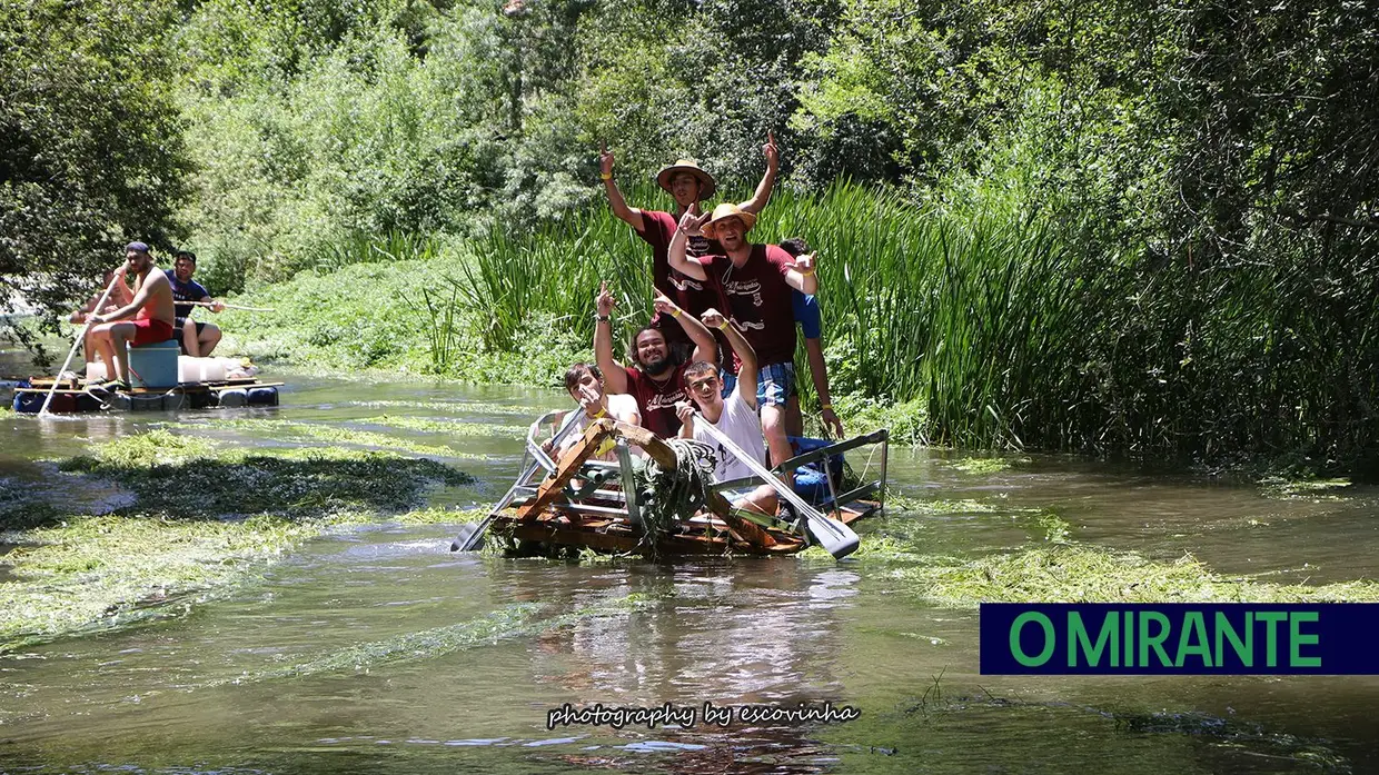 Canoas e jangadas improvisadas descem o Nabão