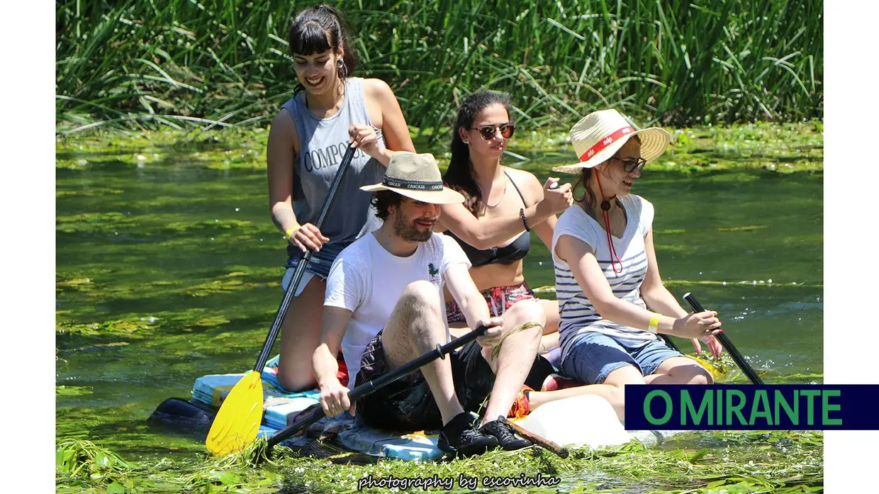 Canoas e jangadas improvisadas descem o Nabão