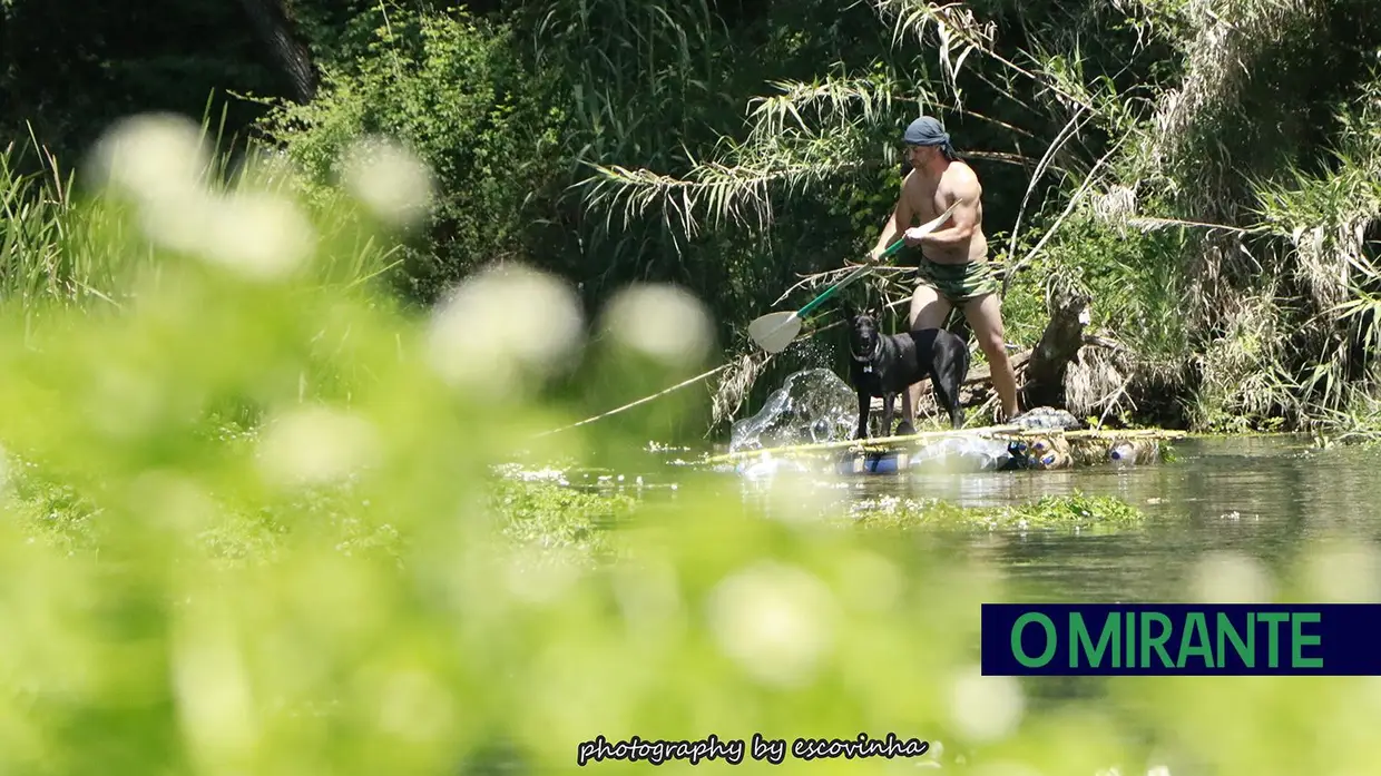 Canoas e jangadas improvisadas descem o Nabão