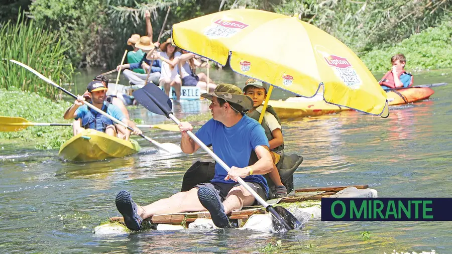 Canoas e jangadas improvisadas  descem o Nabão