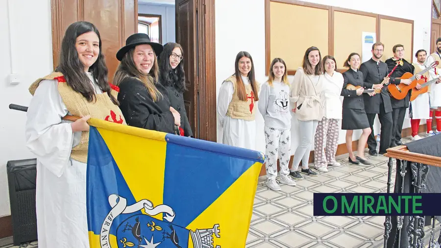 São jovens estudantes, rapazes e raparigas São jovens estudantes, rapazes e raparigas