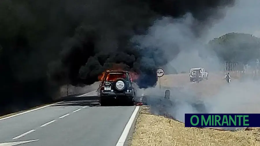 Carro incendiou-se na EN119 em Samora Correia