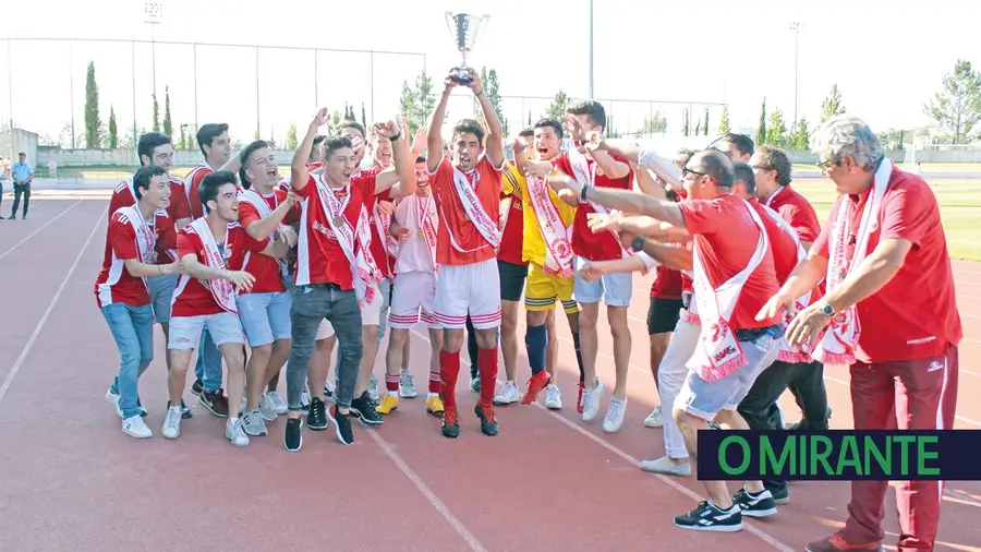 A equipa sénior de futebol do Sport Abrantes e Benfica