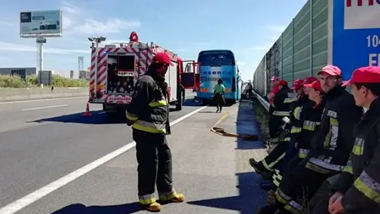 Autocarro arde na A1 entre Carregado e Vila Franca
