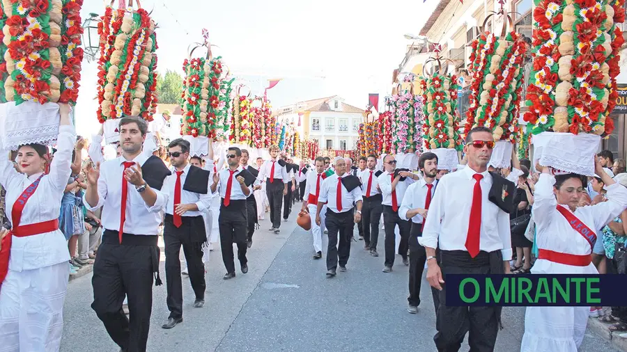 Festa dos Tabuleiros é um casamento perfeito entre o sagrado e o profano