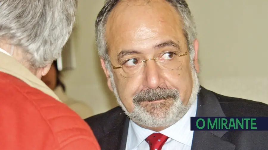Calote deixado por Moita Flores pago em tribunal ao fim de sete anos Calote deixado por Moita Flores pago em tribunal ao fim de sete anos
