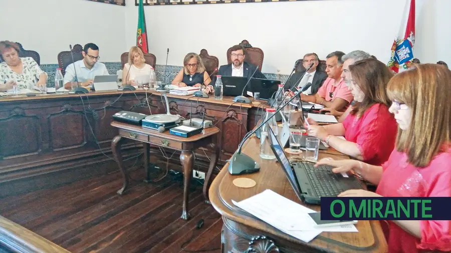 Câmara de Santarém volta a rejeitar novas competências a delegar pelo Governo Câmara de Santarém volta a rejeitar novas competências a delegar pelo Governo