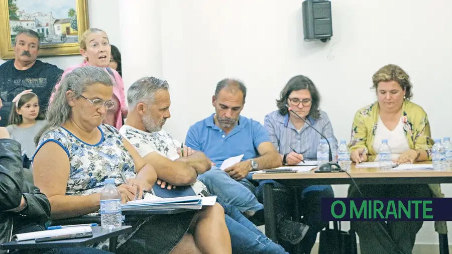 Colectividades de Azambuja vão à assembleia de freguesia e resolvem diferendo com Inês Louro Colectividades de Azambuja vão à assembleia de freguesia e resolvem diferendo com Inês Louro