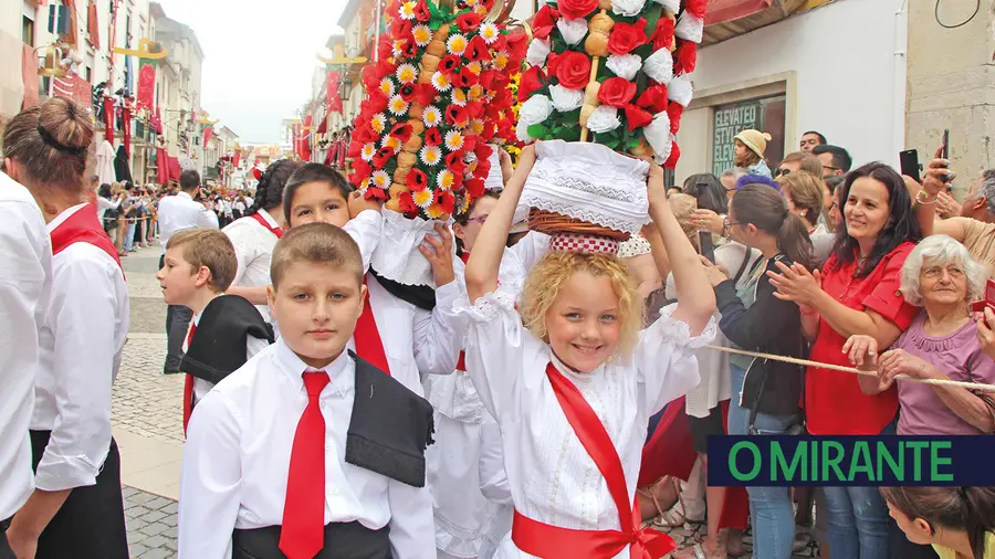 Mil e seiscentas crianças participaram no Cortejo dos Rapazes e abriram Festa dos Tabuleiros