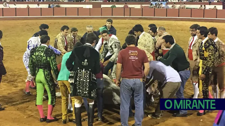 Dois forcados e dois cavaleiros colhidos na corrida mista de Coruche Dois forcados e dois cavaleiros colhidos na corrida mista de Coruche