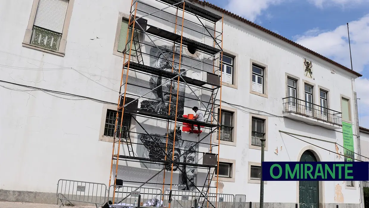 Mural na antiga Escola Prática de Cavalaria de Santarém evoca Salgueiro Maia