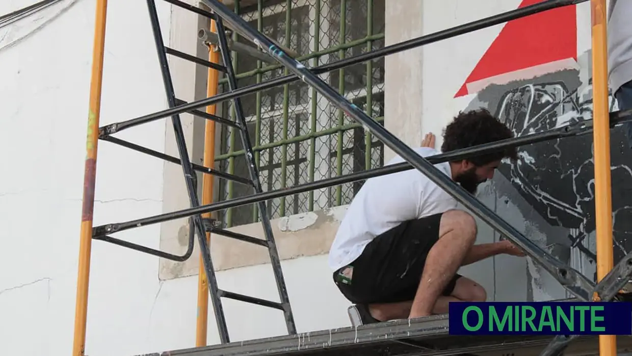 Mural na antiga Escola Prática de Cavalaria de Santarém evoca Salgueiro Maia