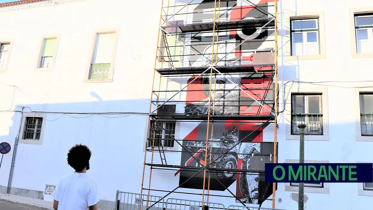 Mural na antiga Escola Prática de Cavalaria de Santarém evoca Salgueiro Maia