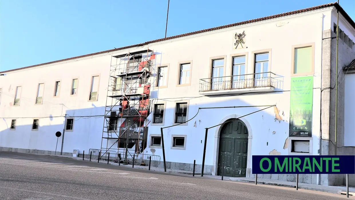 Mural na antiga Escola Prática de Cavalaria de Santarém evoca Salgueiro Maia