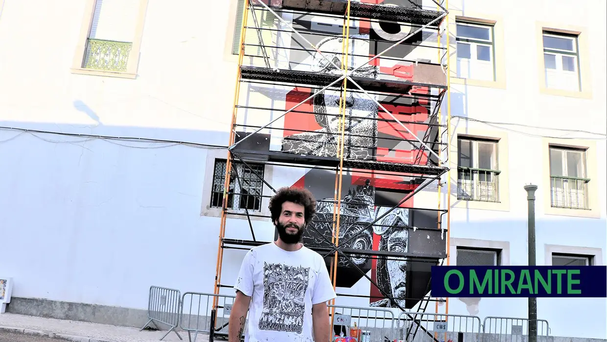 Mural na antiga Escola Prática de Cavalaria de Santarém evoca Salgueiro Maia