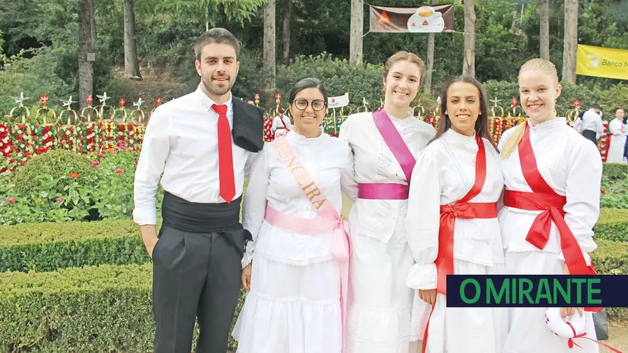 Foram vários os jovens que participaram pela primeira vez no cortejo principal da Festa dos Tabuleiros