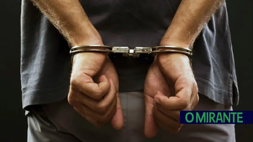 Dois homens detidos por roubos e uso indevido de cartões bancários em Santarém