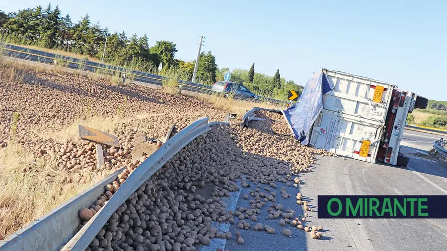 Camião com batatas tomba em Santarém