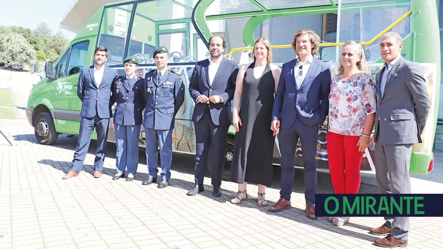 Autocarro descapotável leva visitantes das piscinas a conhecer o centro histórico de Santarém