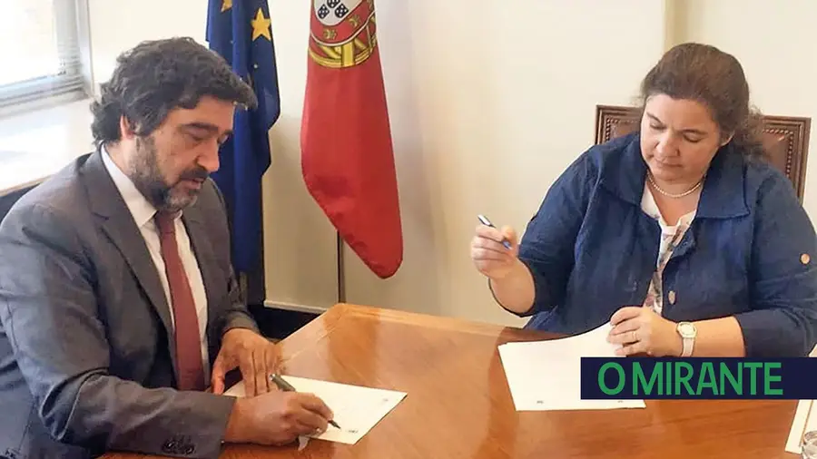Para acabar com problemas da Escola de Alpiarça faz-se acordo com vinte anos de atraso Para acabar com problemas da Escola de Alpiarça faz-se acordo com vinte anos de atraso