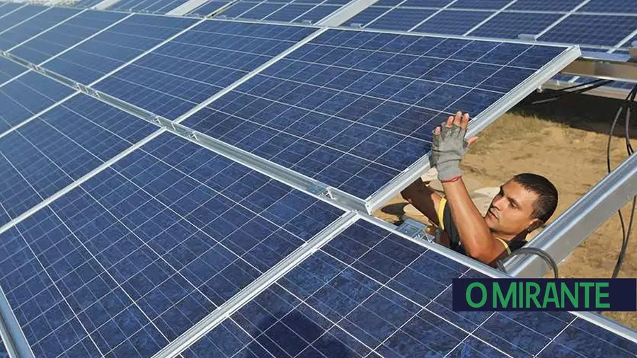 Sai uma central solar para A-dos-Loucos
