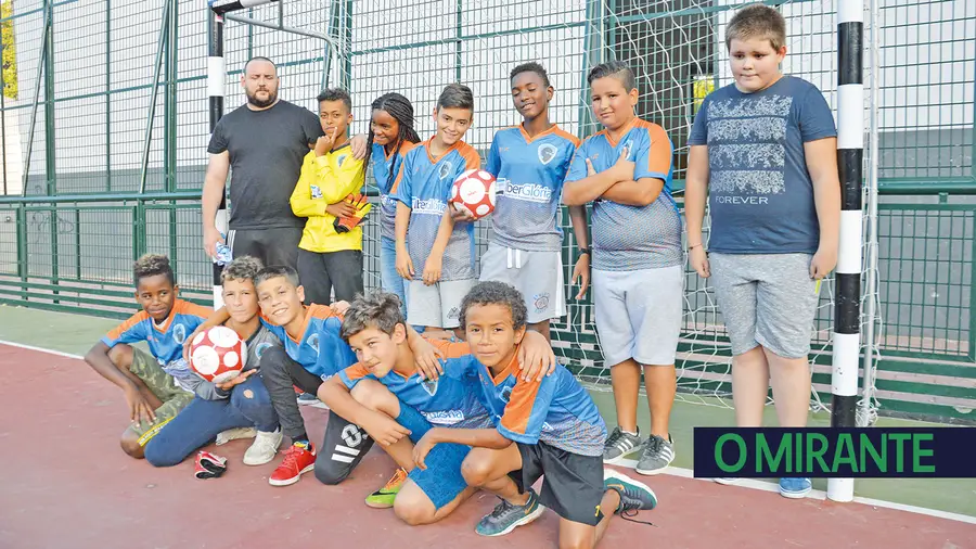 Em Povos promove-se a integração jogando futsal